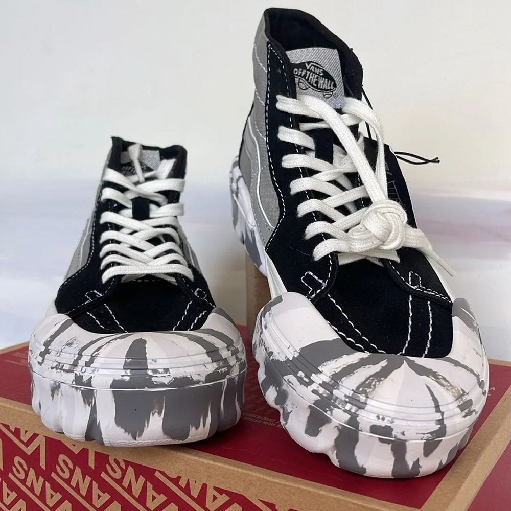 Vans WMNS Sk8-Hi Tapered
Moon Rocks Black/Reflective 
VN0A7Q5TBRF
Sneakers - Picture 5 of 16